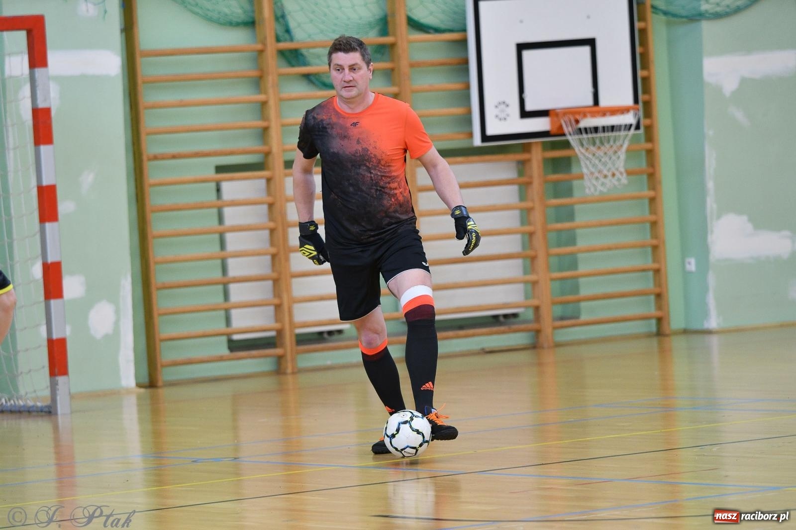 Zdjęcie w galerii na portalu naszraciborz.pl: Piłkarskie zmagania oldbojów z charytatywnym akcentem [FOTO] wiadomości z regionu