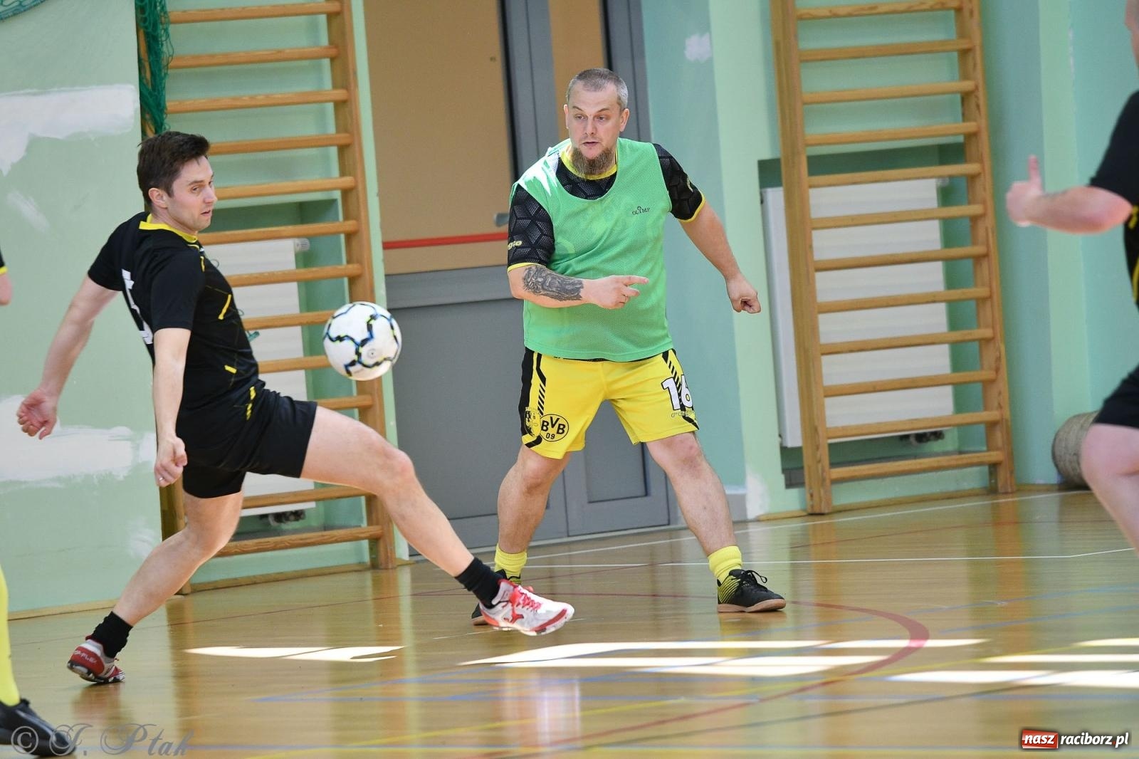 Zdjęcie w galerii na portalu naszraciborz.pl: Piłkarskie zmagania oldbojów z charytatywnym akcentem [FOTO] wiadomości z regionu