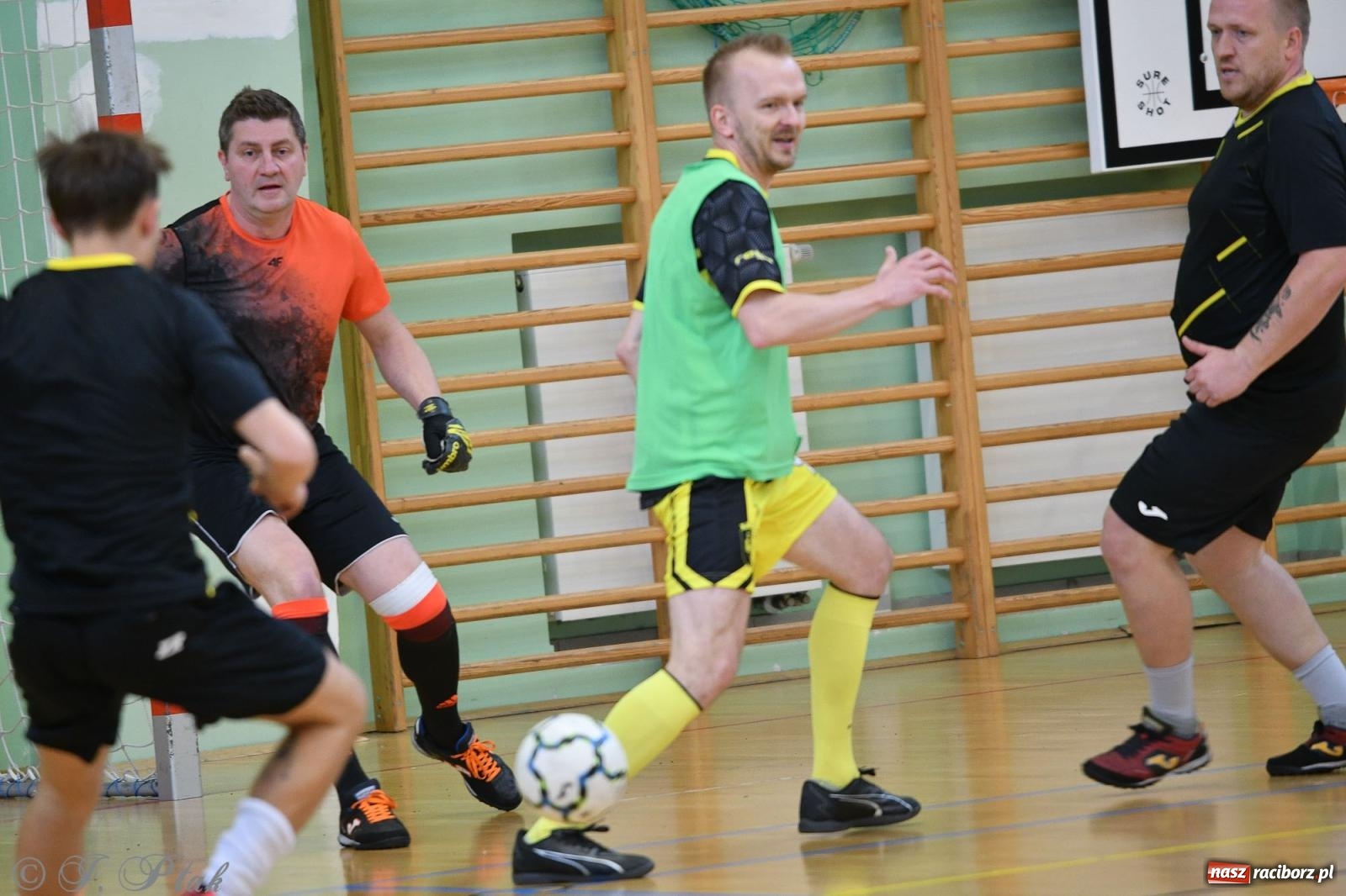 Zdjęcie w galerii na portalu naszraciborz.pl: Piłkarskie zmagania oldbojów z charytatywnym akcentem [FOTO] wiadomości z regionu