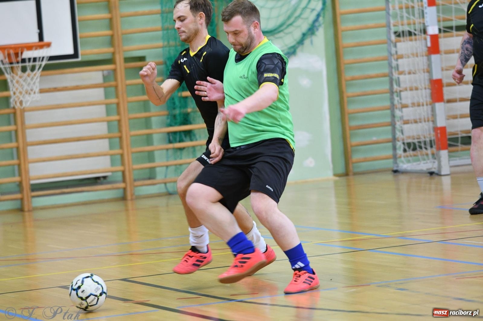 Zdjęcie w galerii na portalu naszraciborz.pl: Piłkarskie zmagania oldbojów z charytatywnym akcentem [FOTO] wiadomości z regionu
