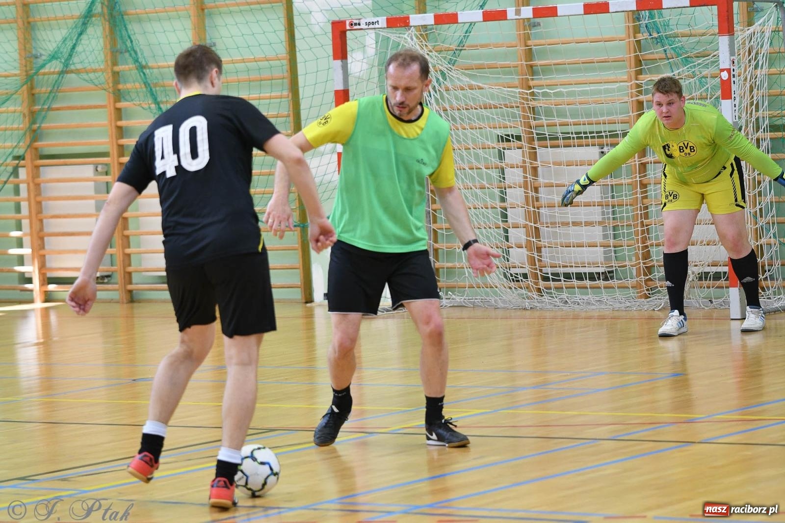 Zdjęcie w galerii na portalu naszraciborz.pl: Piłkarskie zmagania oldbojów z charytatywnym akcentem [FOTO] wiadomości z regionu