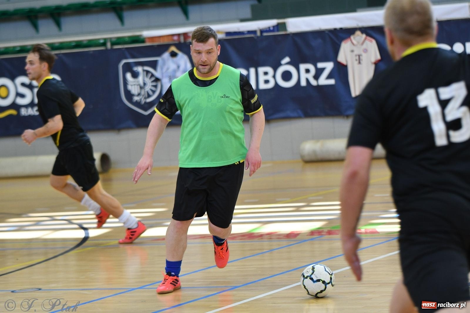 Zdjęcie w galerii na portalu naszraciborz.pl: Piłkarskie zmagania oldbojów z charytatywnym akcentem [FOTO] wiadomości z regionu