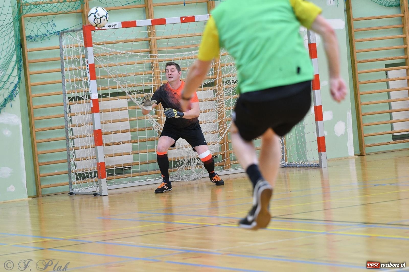 Zdjęcie w galerii na portalu naszraciborz.pl: Piłkarskie zmagania oldbojów z charytatywnym akcentem [FOTO] wiadomości z regionu