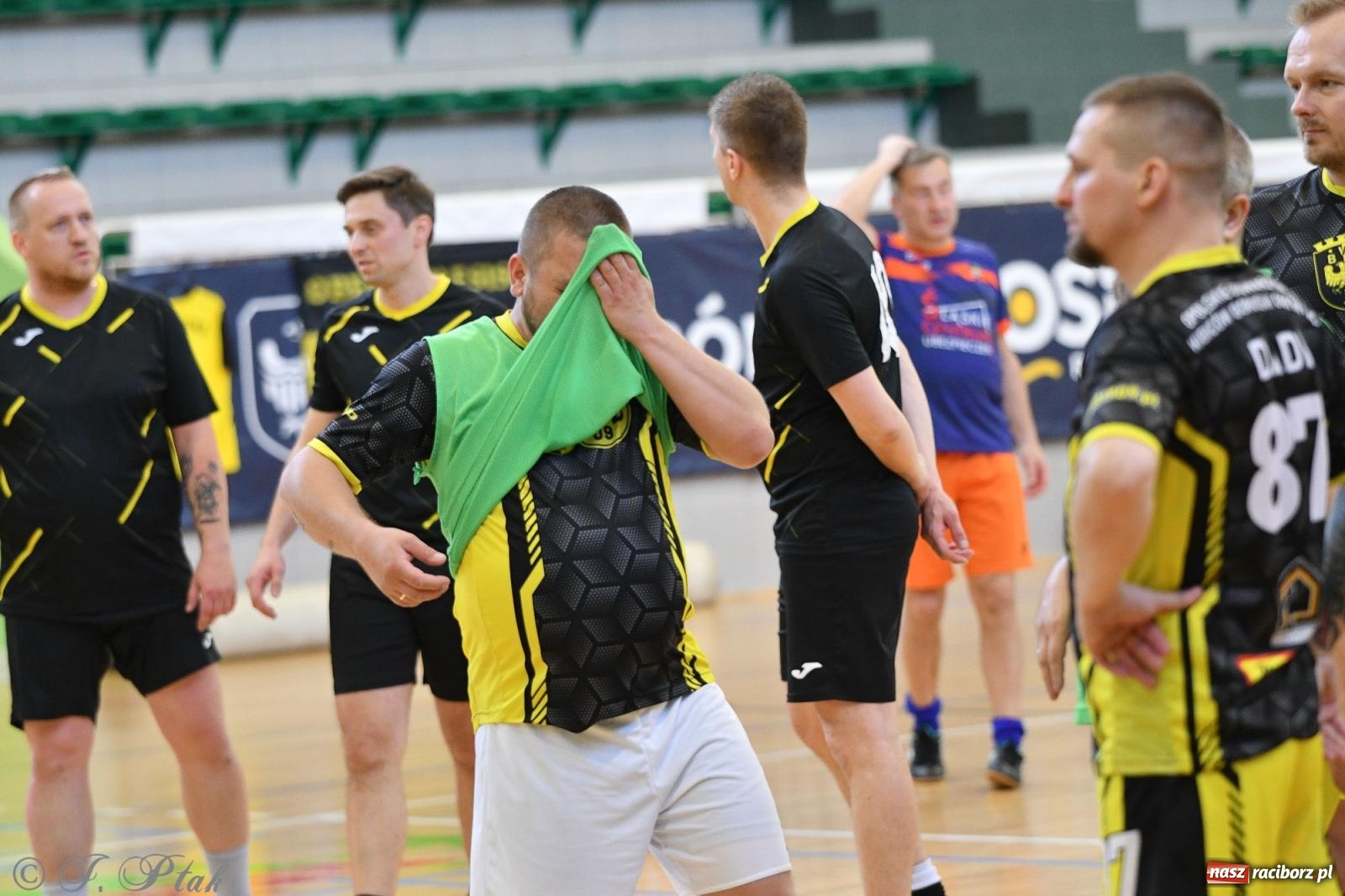 Zdjęcie w galerii na portalu naszraciborz.pl: Piłkarskie zmagania oldbojów z charytatywnym akcentem [FOTO] wiadomości z regionu