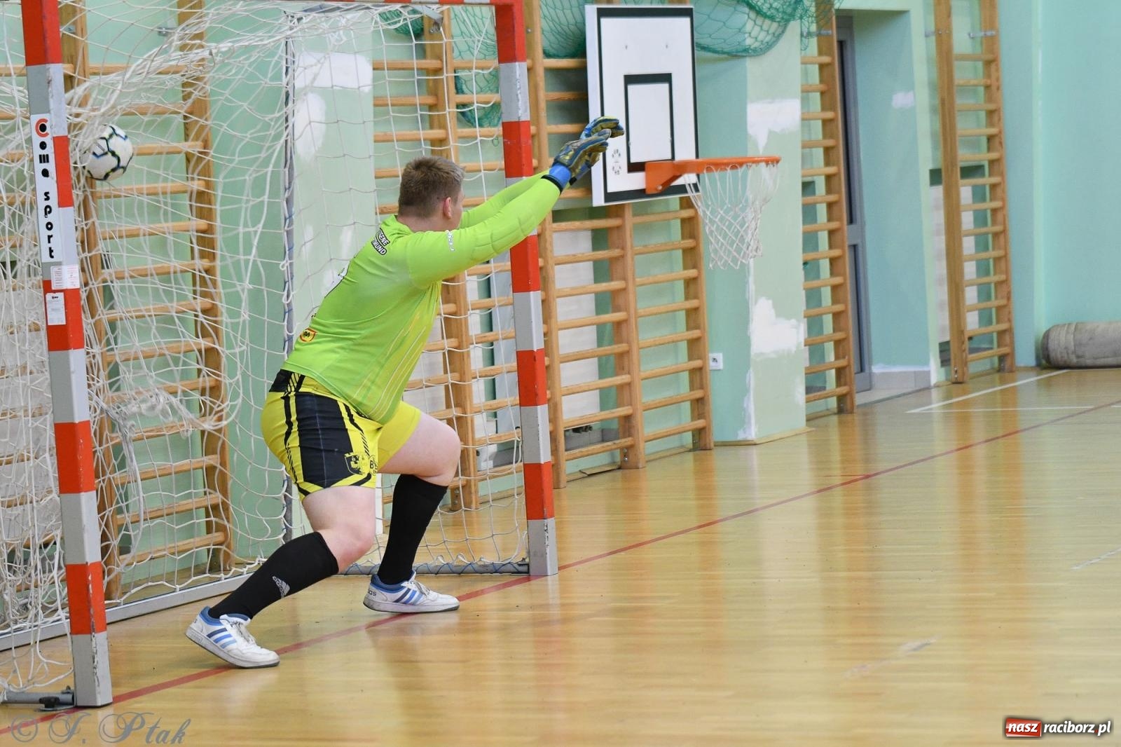 Zdjęcie w galerii na portalu naszraciborz.pl: Piłkarskie zmagania oldbojów z charytatywnym akcentem [FOTO] wiadomości z regionu