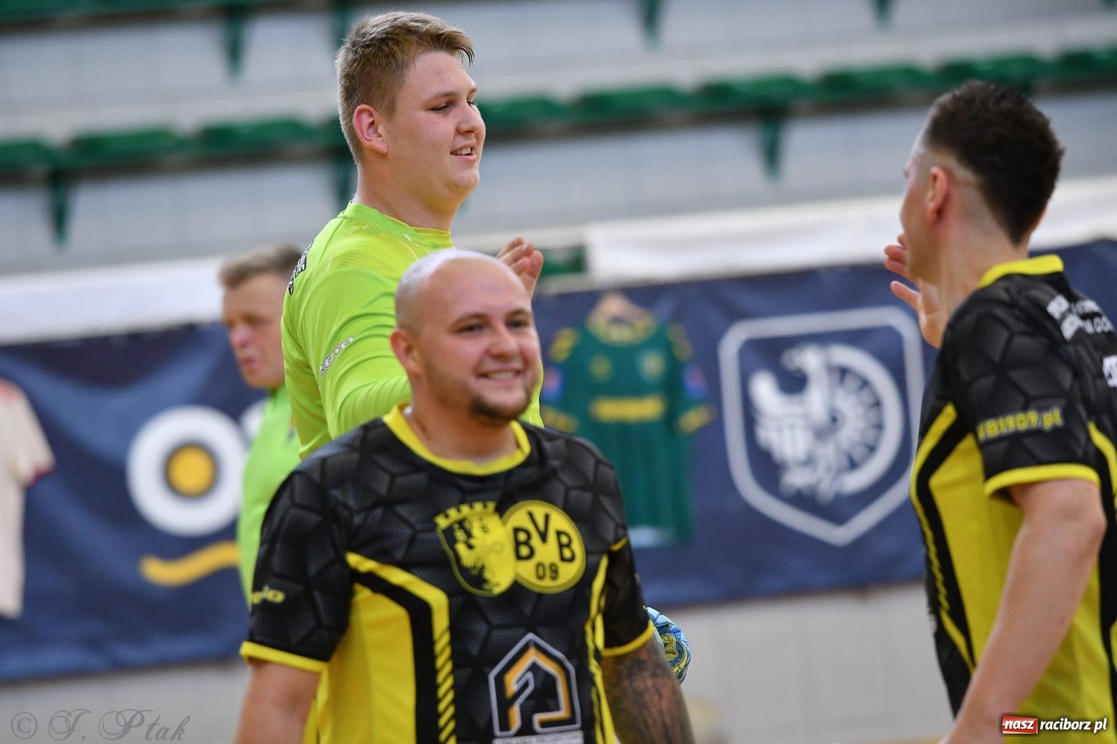 Zdjęcie w galerii na portalu naszraciborz.pl: Piłkarskie zmagania oldbojów z charytatywnym akcentem [FOTO] wiadomości z regionu