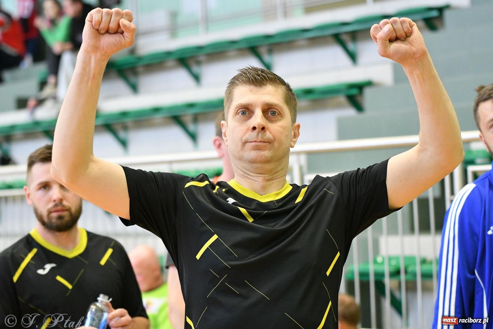 Zdjęcie w galerii na portalu naszraciborz.pl: Piłkarskie zmagania oldbojów z charytatywnym akcentem [FOTO] wiadomości z regionu