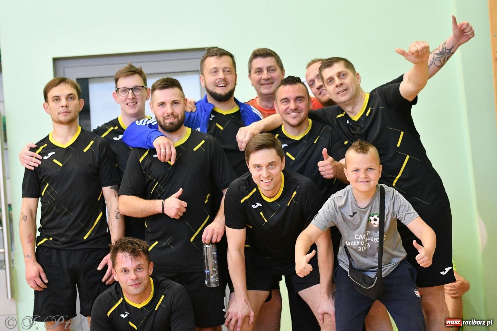 Zdjęcie w galerii na portalu naszraciborz.pl: Piłkarskie zmagania oldbojów z charytatywnym akcentem [FOTO] wiadomości z regionu