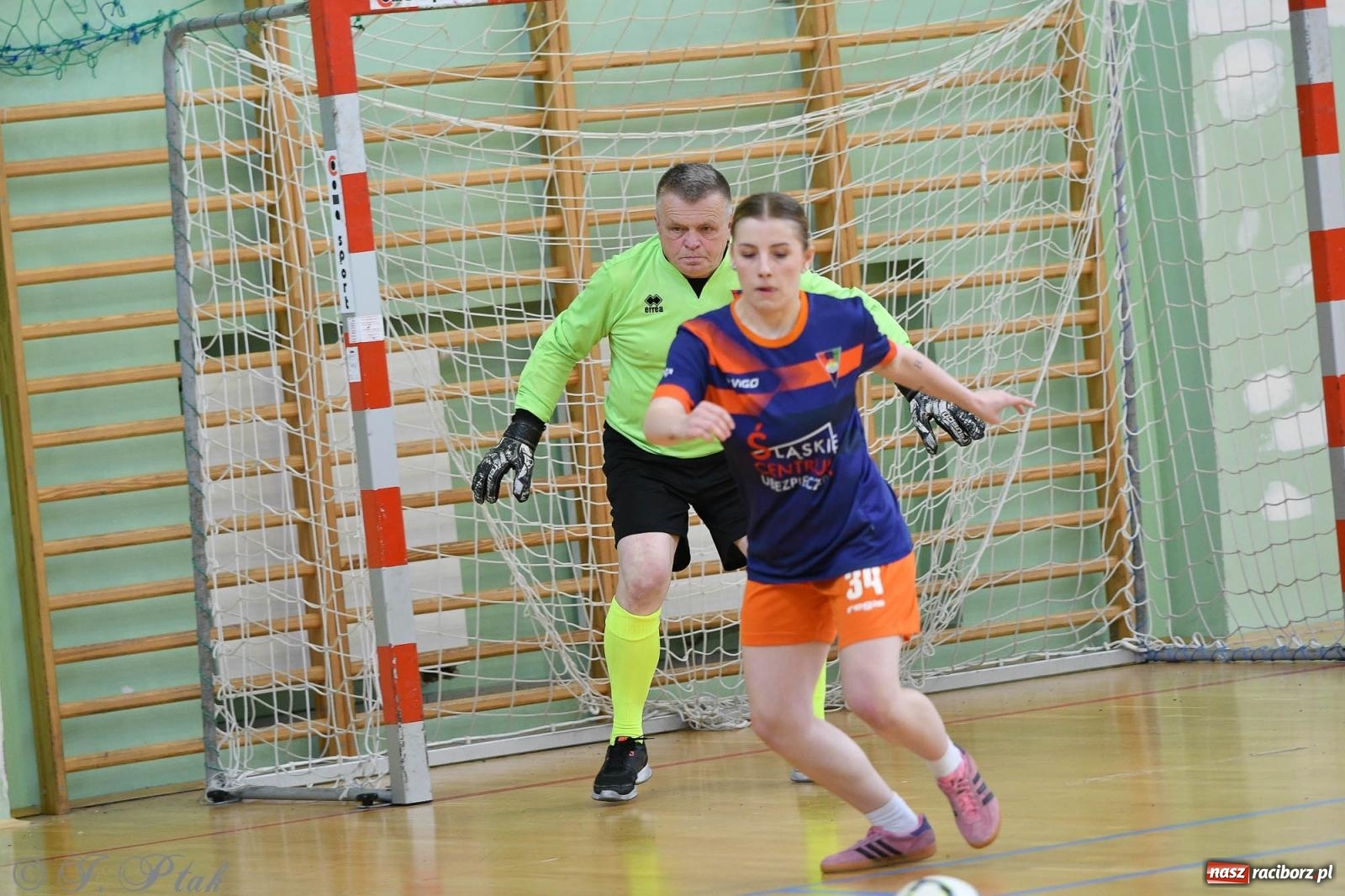 Zdjęcie w galerii na portalu naszraciborz.pl: Piłkarskie zmagania oldbojów z charytatywnym akcentem [FOTO] wiadomości z regionu