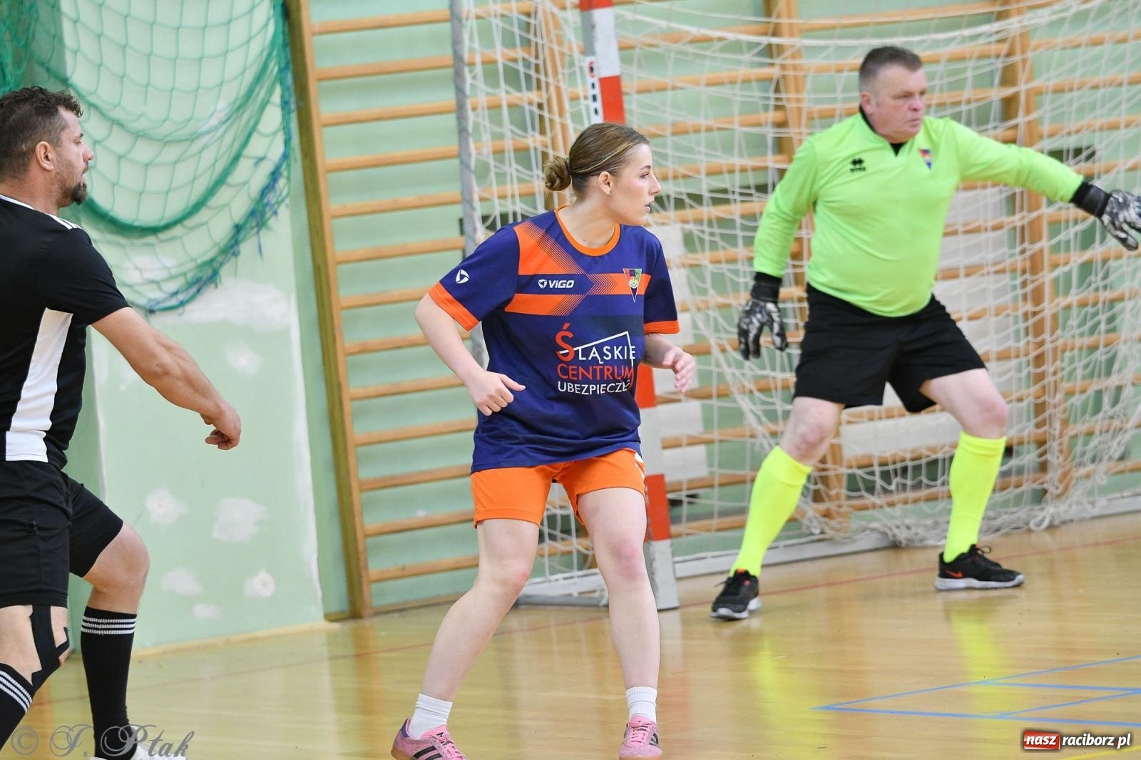 Zdjęcie w galerii na portalu naszraciborz.pl: Piłkarskie zmagania oldbojów z charytatywnym akcentem [FOTO] wiadomości z regionu