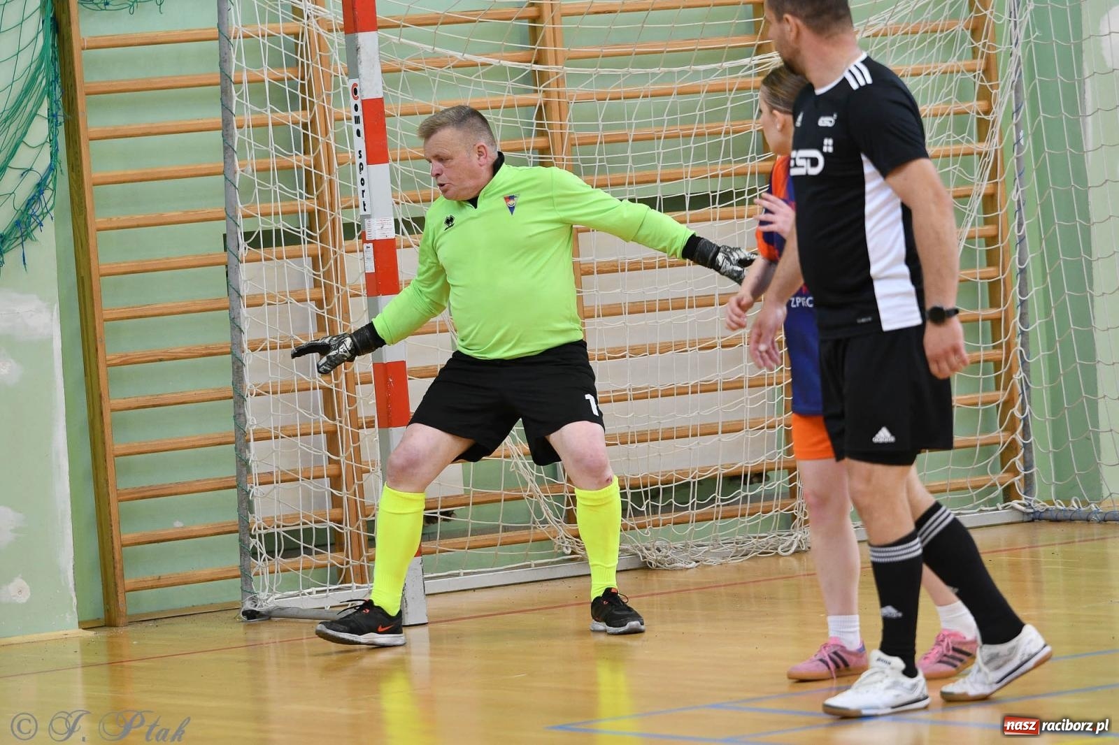 Zdjęcie w galerii na portalu naszraciborz.pl: Piłkarskie zmagania oldbojów z charytatywnym akcentem [FOTO] wiadomości z regionu