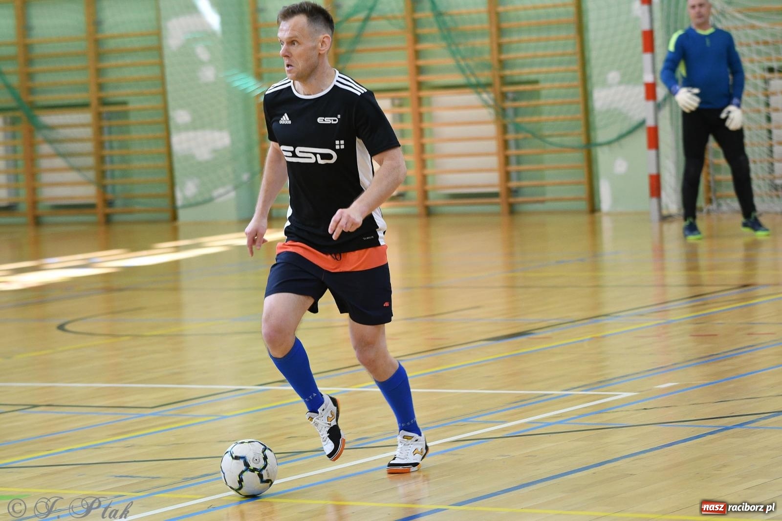 Zdjęcie w galerii na portalu naszraciborz.pl: Piłkarskie zmagania oldbojów z charytatywnym akcentem [FOTO] wiadomości z regionu