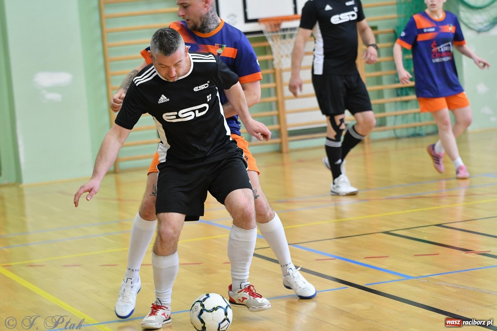 Zdjęcie w galerii na portalu naszraciborz.pl: Piłkarskie zmagania oldbojów z charytatywnym akcentem [FOTO] wiadomości z regionu