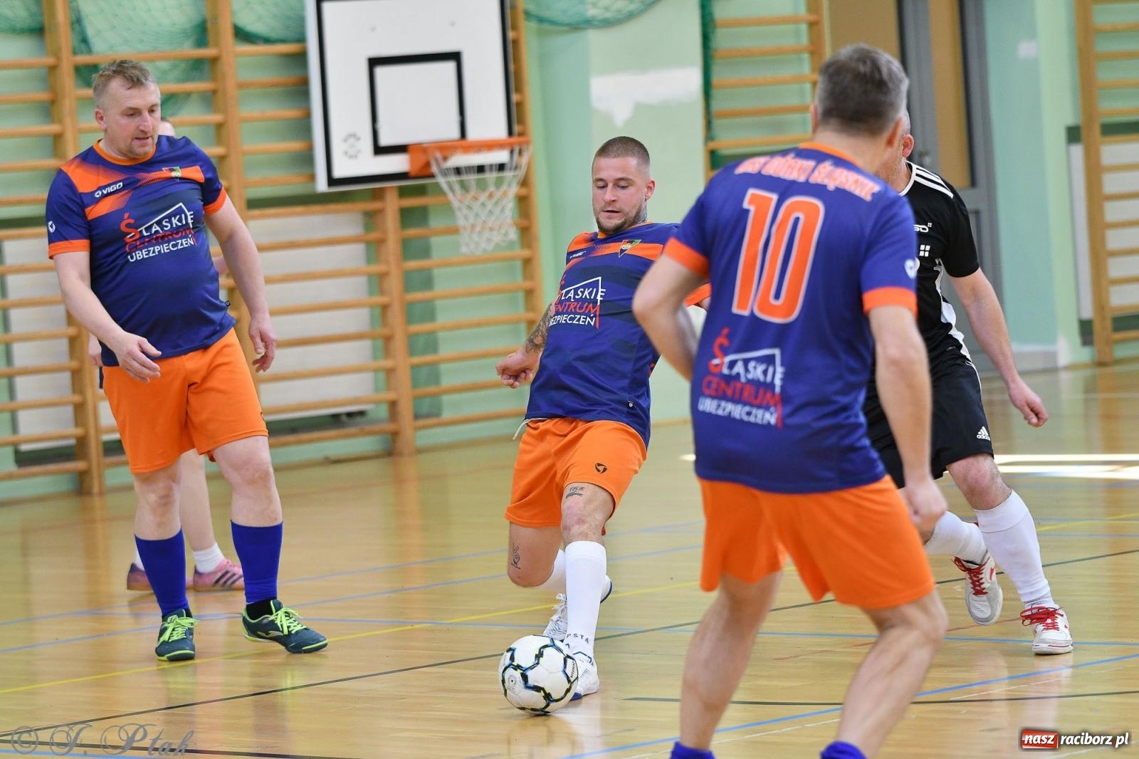Zdjęcie w galerii na portalu naszraciborz.pl: Piłkarskie zmagania oldbojów z charytatywnym akcentem [FOTO] wiadomości z regionu