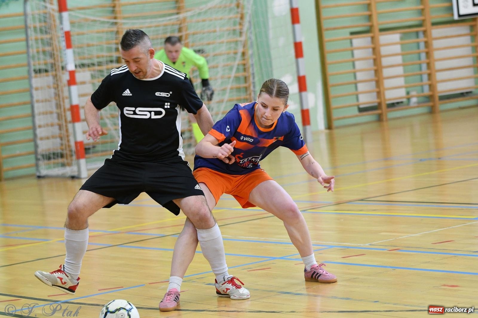 Zdjęcie w galerii na portalu naszraciborz.pl: Piłkarskie zmagania oldbojów z charytatywnym akcentem [FOTO] wiadomości z regionu