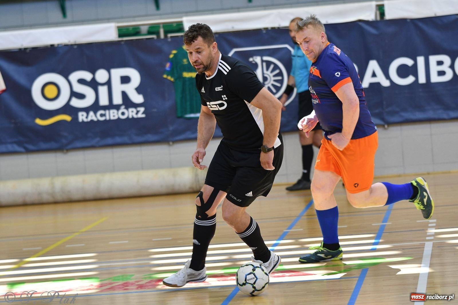 Zdjęcie w galerii na portalu naszraciborz.pl: Piłkarskie zmagania oldbojów z charytatywnym akcentem [FOTO] wiadomości z regionu