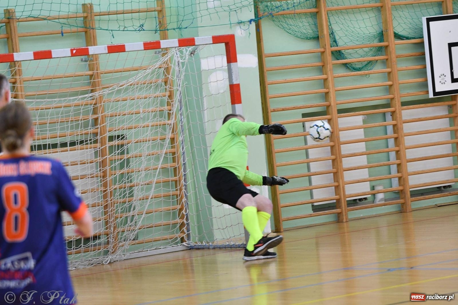 Zdjęcie w galerii na portalu naszraciborz.pl: Piłkarskie zmagania oldbojów z charytatywnym akcentem [FOTO] wiadomości z regionu