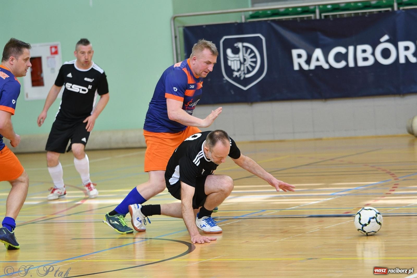 Zdjęcie w galerii na portalu naszraciborz.pl: Piłkarskie zmagania oldbojów z charytatywnym akcentem [FOTO] wiadomości z regionu