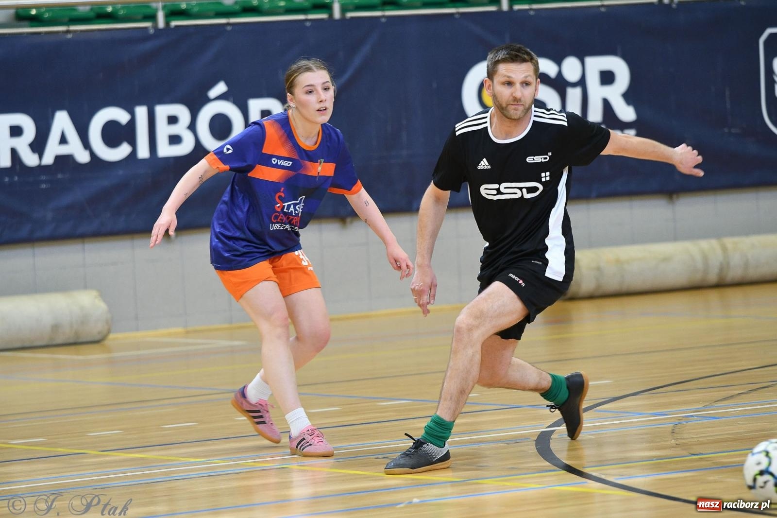 Zdjęcie w galerii na portalu naszraciborz.pl: Piłkarskie zmagania oldbojów z charytatywnym akcentem [FOTO] wiadomości z regionu