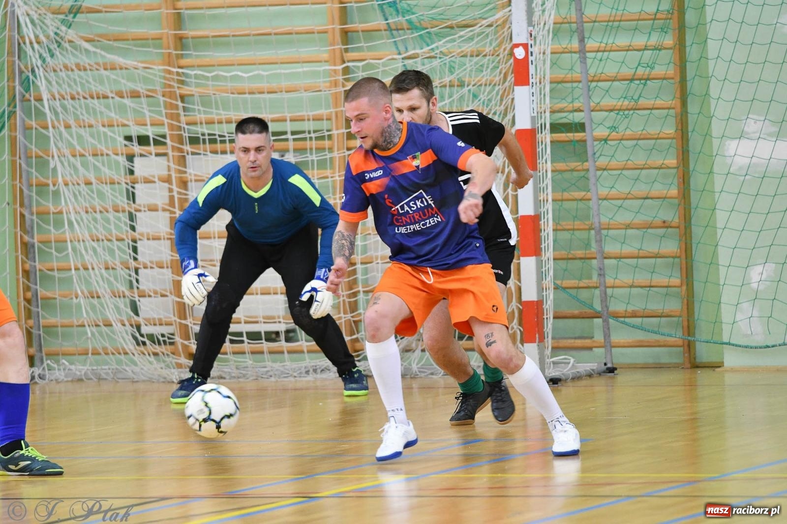 Zdjęcie w galerii na portalu naszraciborz.pl: Piłkarskie zmagania oldbojów z charytatywnym akcentem [FOTO] wiadomości z regionu