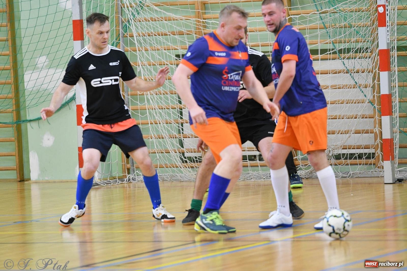 Zdjęcie w galerii na portalu naszraciborz.pl: Piłkarskie zmagania oldbojów z charytatywnym akcentem [FOTO] wiadomości z regionu