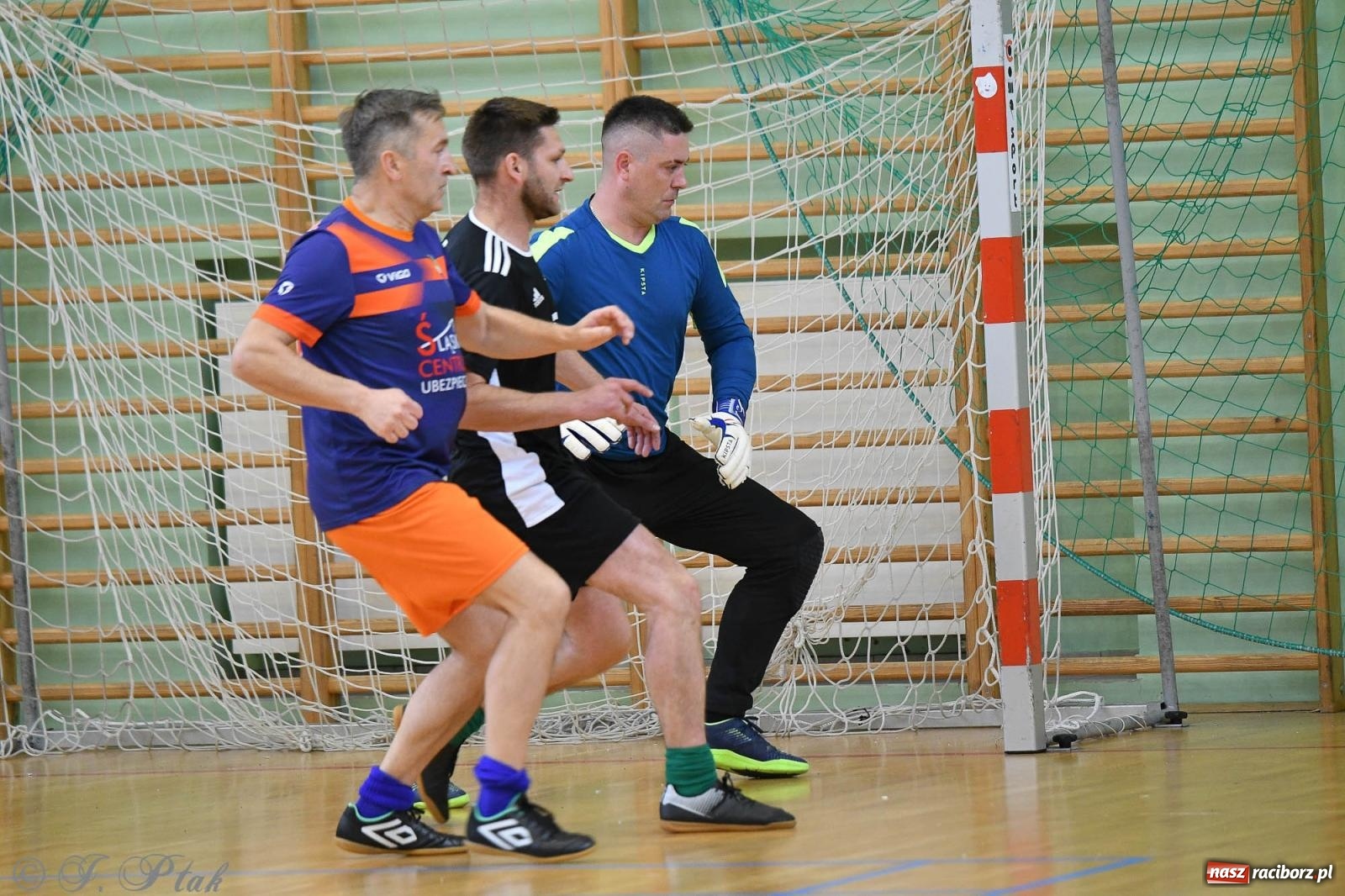 Zdjęcie w galerii na portalu naszraciborz.pl: Piłkarskie zmagania oldbojów z charytatywnym akcentem [FOTO] wiadomości z regionu