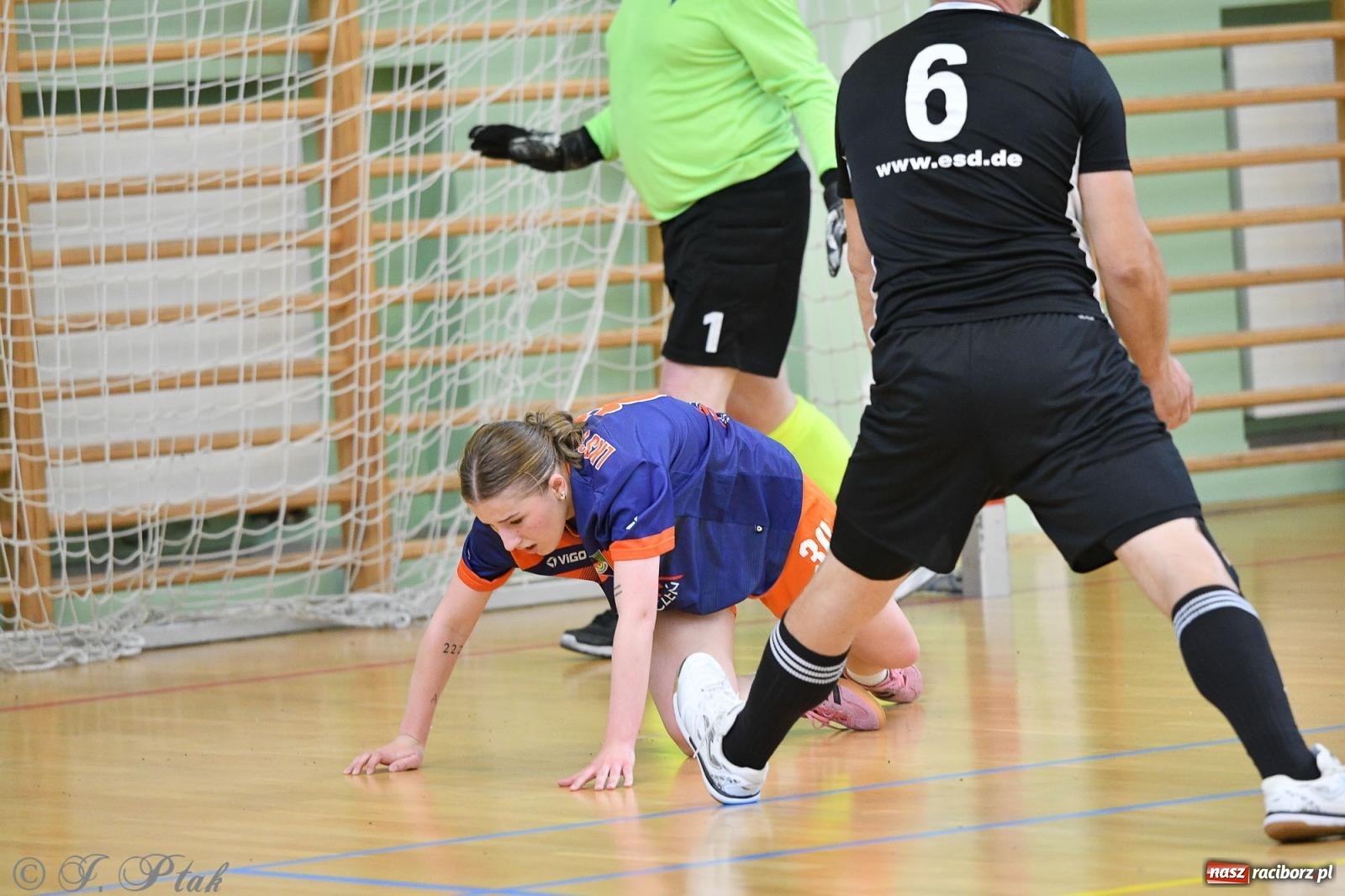 Zdjęcie w galerii na portalu naszraciborz.pl: Piłkarskie zmagania oldbojów z charytatywnym akcentem [FOTO] wiadomości z regionu