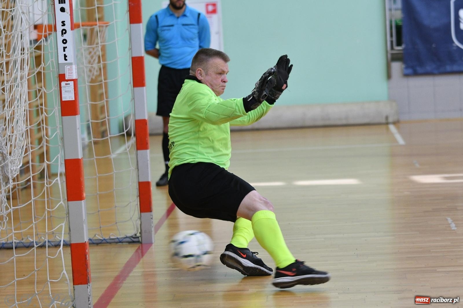 Zdjęcie w galerii na portalu naszraciborz.pl: Piłkarskie zmagania oldbojów z charytatywnym akcentem [FOTO] wiadomości z regionu