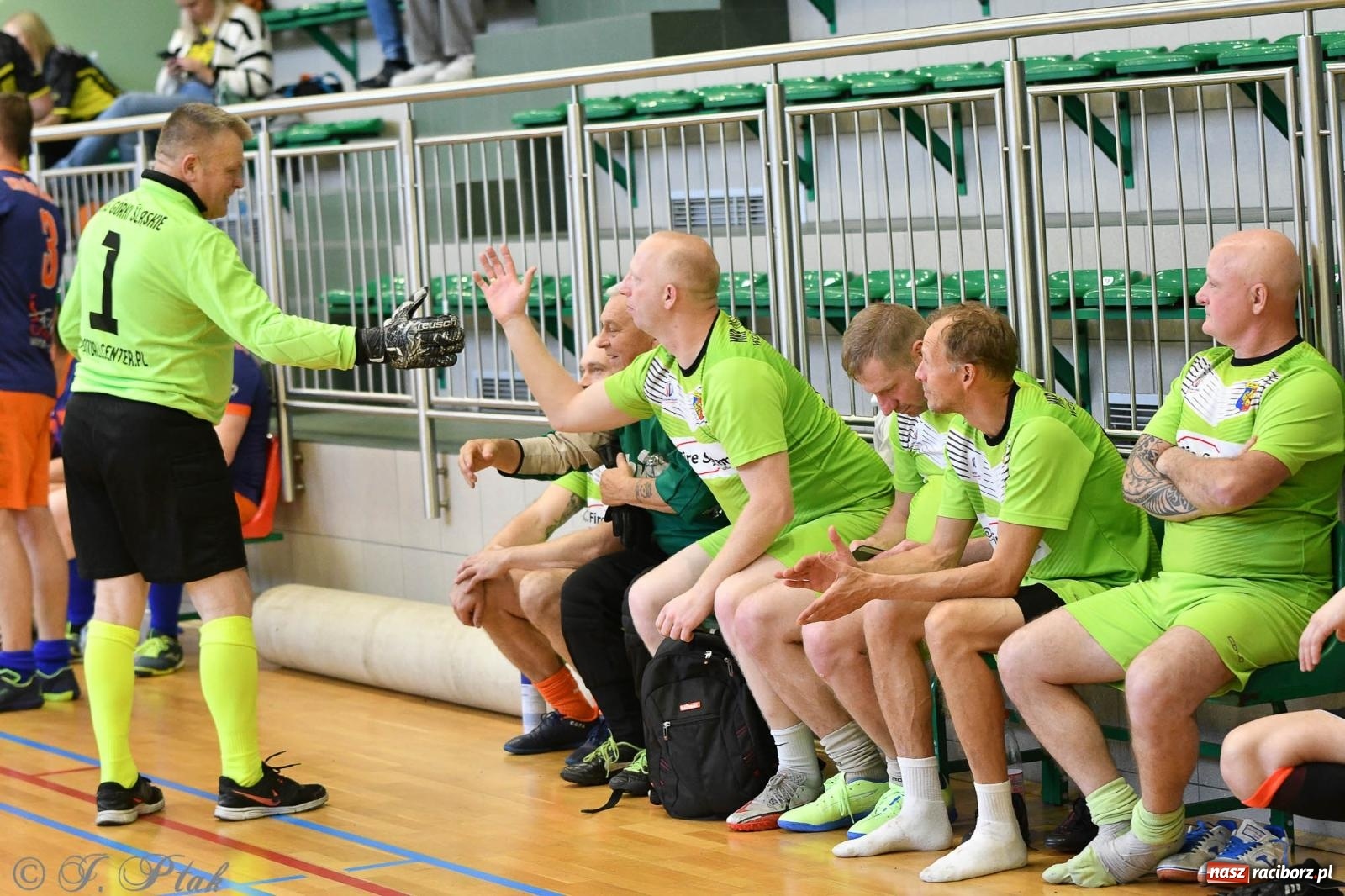 Zdjęcie w galerii na portalu naszraciborz.pl: Piłkarskie zmagania oldbojów z charytatywnym akcentem [FOTO] wiadomości z regionu