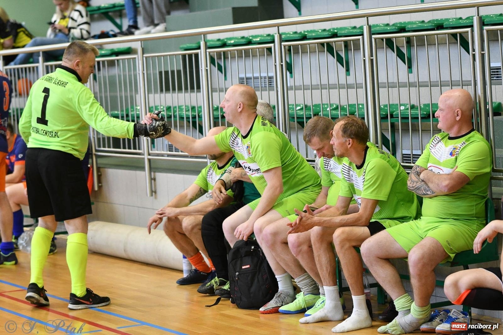 Zdjęcie w galerii na portalu naszraciborz.pl: Piłkarskie zmagania oldbojów z charytatywnym akcentem [FOTO] wiadomości z regionu