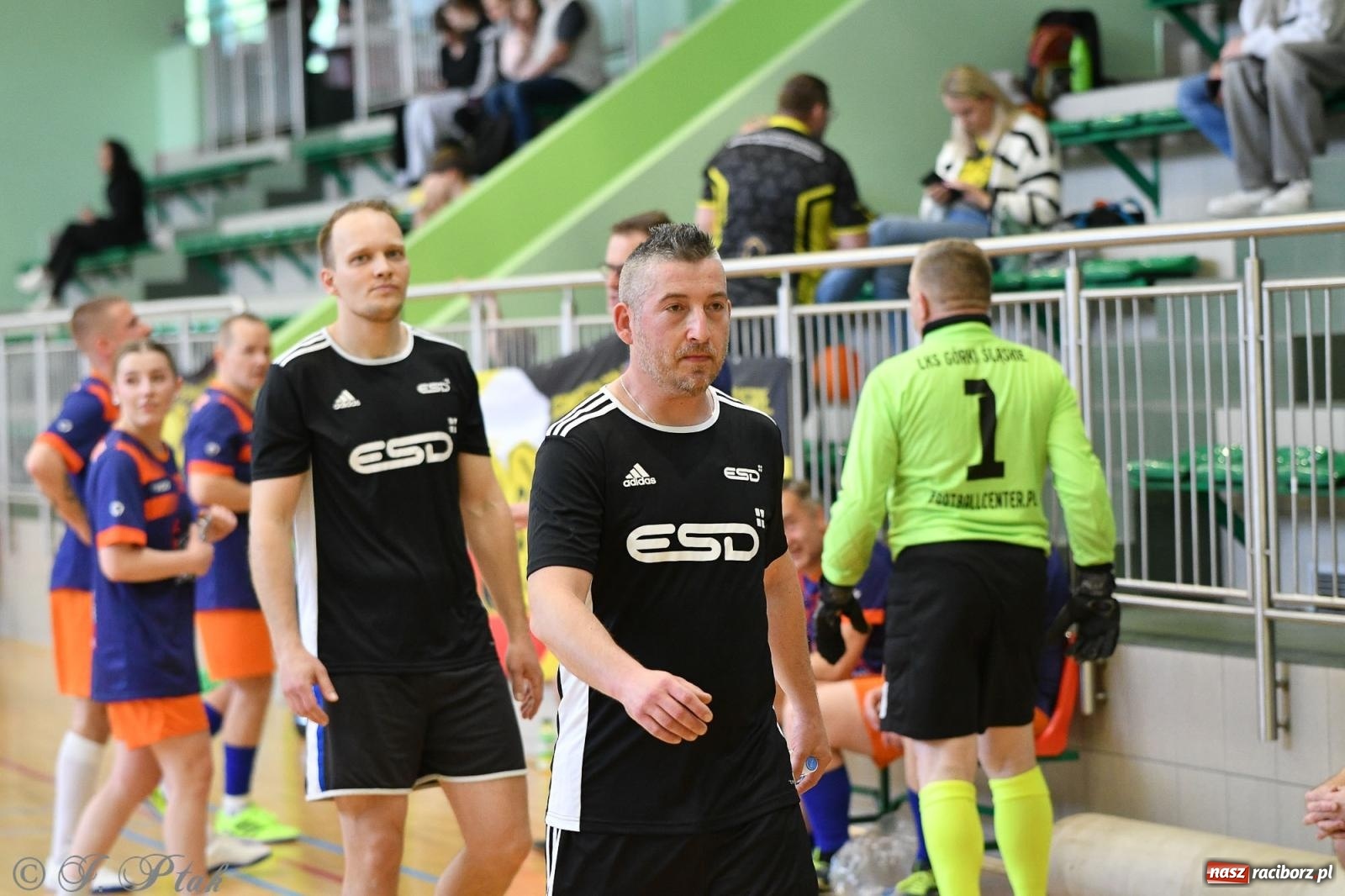 Zdjęcie w galerii na portalu naszraciborz.pl: Piłkarskie zmagania oldbojów z charytatywnym akcentem [FOTO] wiadomości z regionu