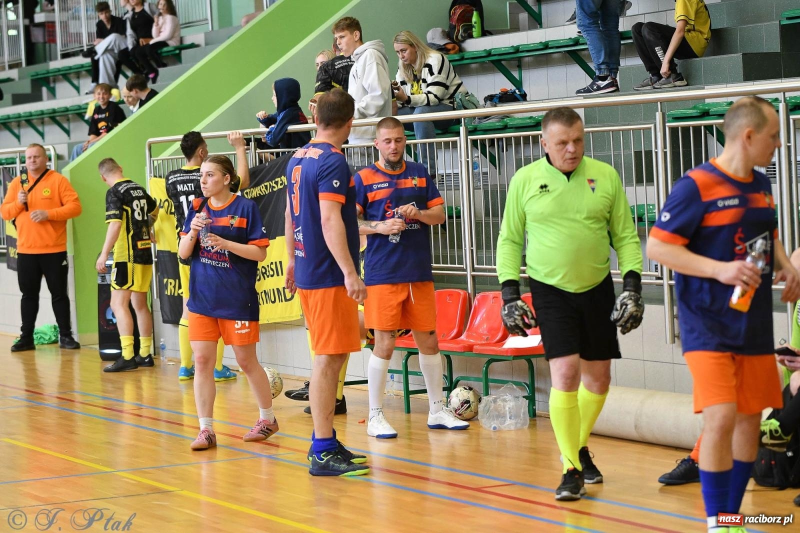 Zdjęcie w galerii na portalu naszraciborz.pl: Piłkarskie zmagania oldbojów z charytatywnym akcentem [FOTO] wiadomości z regionu