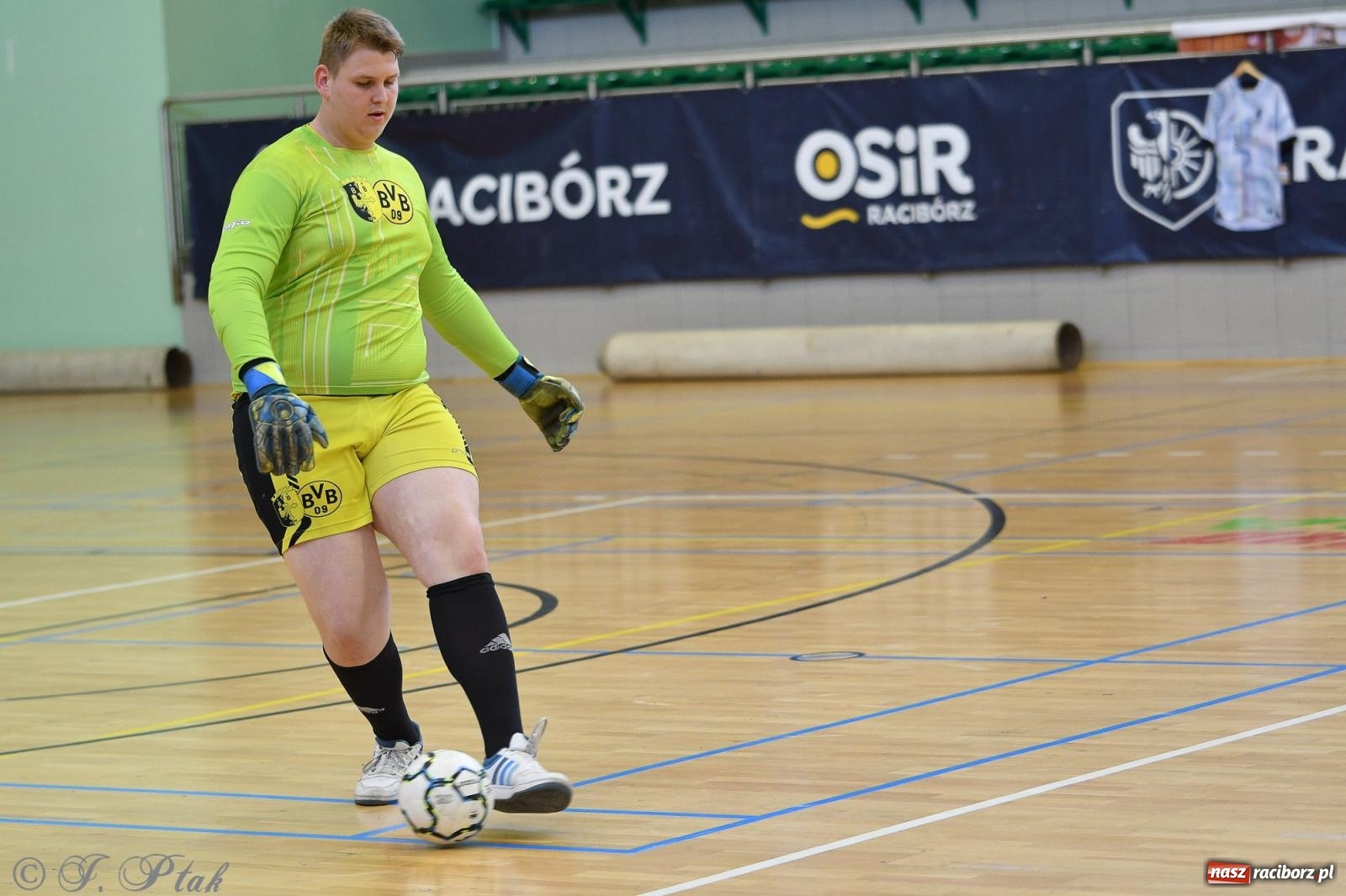 Zdjęcie w galerii na portalu naszraciborz.pl: Piłkarskie zmagania oldbojów z charytatywnym akcentem [FOTO] wiadomości z regionu