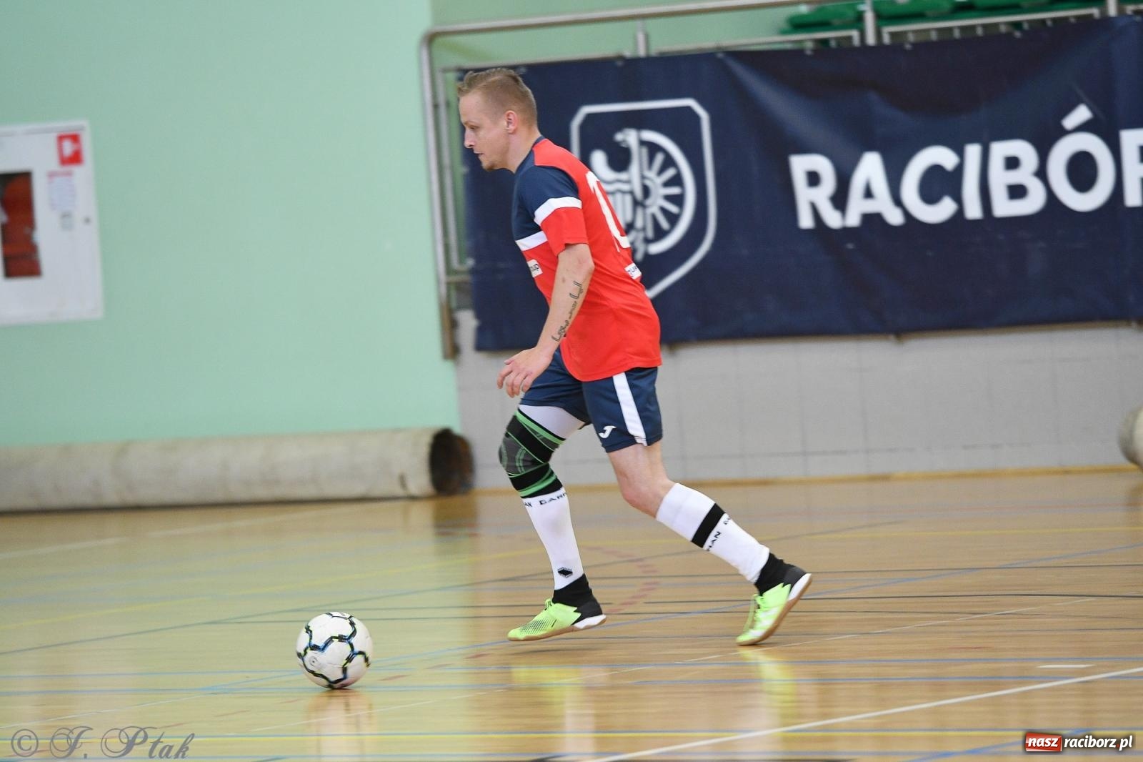 Zdjęcie w galerii na portalu naszraciborz.pl: Piłkarskie zmagania oldbojów z charytatywnym akcentem [FOTO] wiadomości z regionu