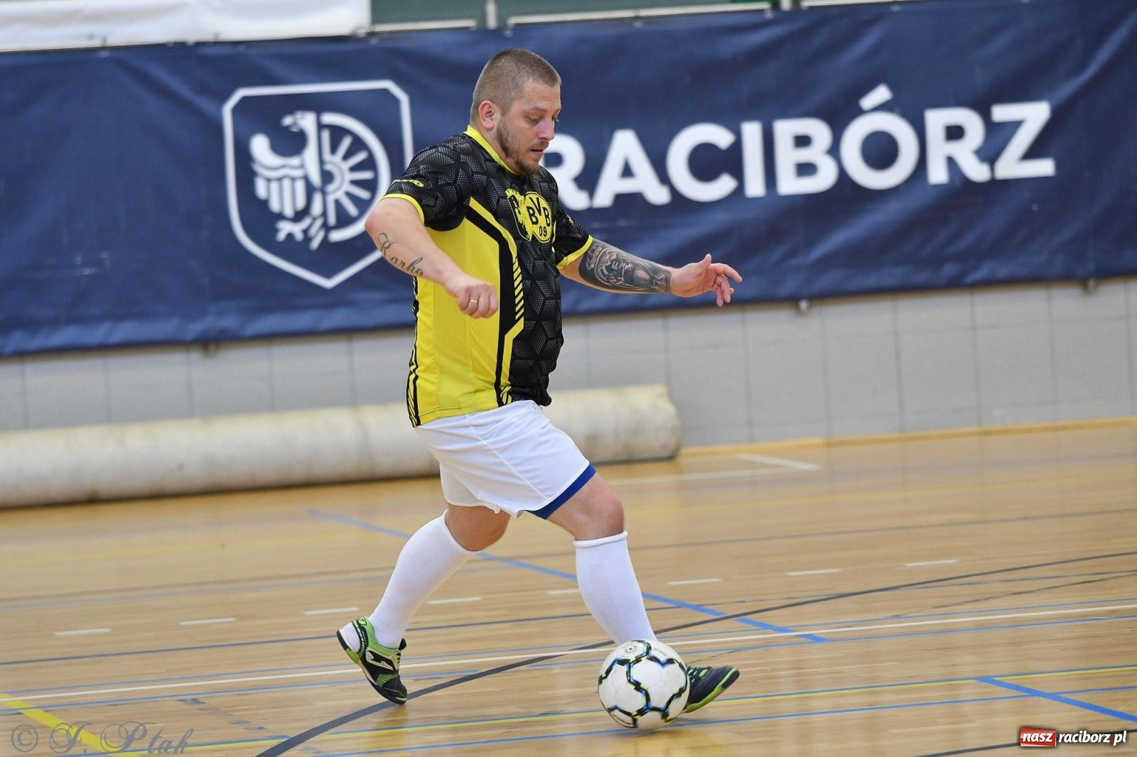 Zdjęcie w galerii na portalu naszraciborz.pl: Piłkarskie zmagania oldbojów z charytatywnym akcentem [FOTO] wiadomości z regionu
