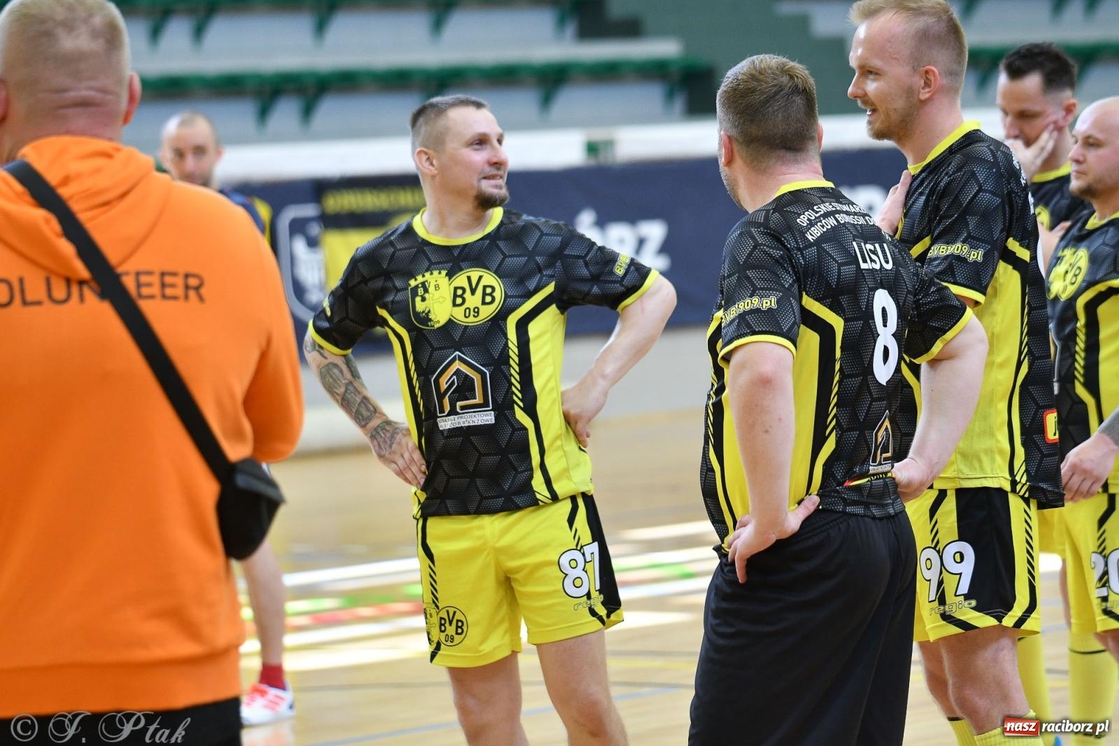 Zdjęcie w galerii na portalu naszraciborz.pl: Piłkarskie zmagania oldbojów z charytatywnym akcentem [FOTO] wiadomości z regionu