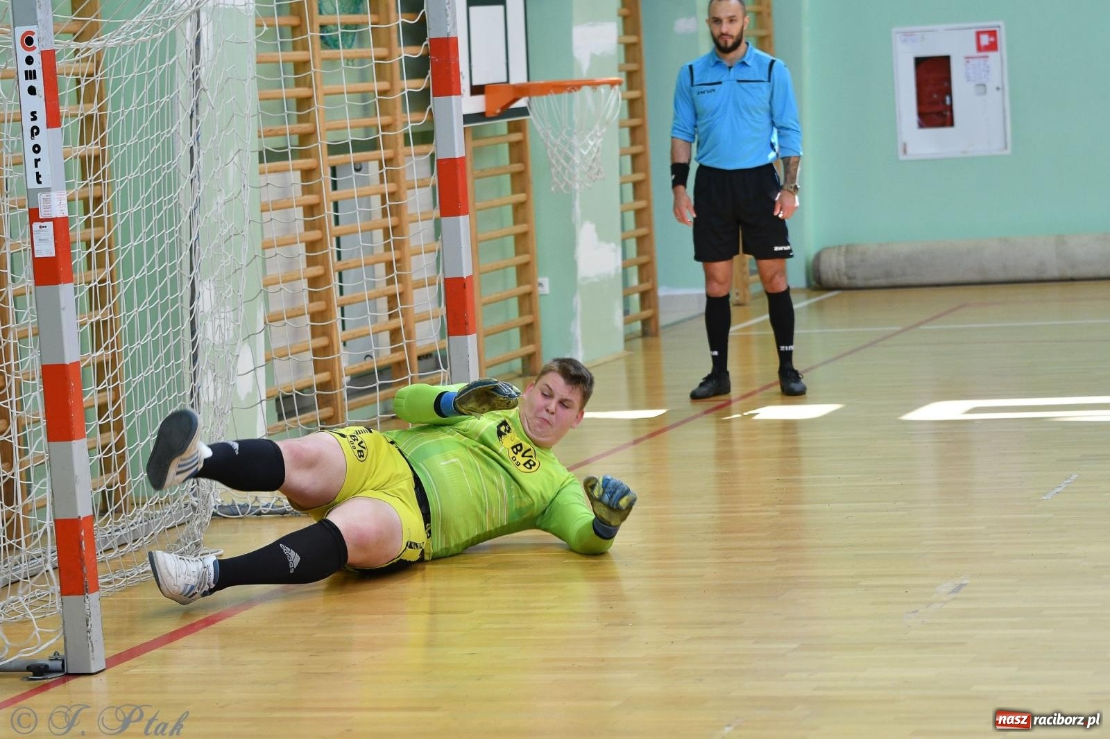 Zdjęcie w galerii na portalu naszraciborz.pl: Piłkarskie zmagania oldbojów z charytatywnym akcentem [FOTO] wiadomości z regionu