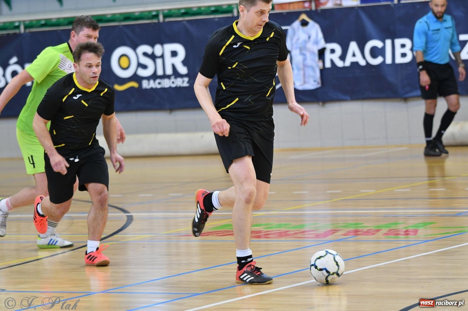 Zdjęcie w galerii na portalu naszraciborz.pl: Piłkarskie zmagania oldbojów z charytatywnym akcentem [FOTO] wiadomości z regionu