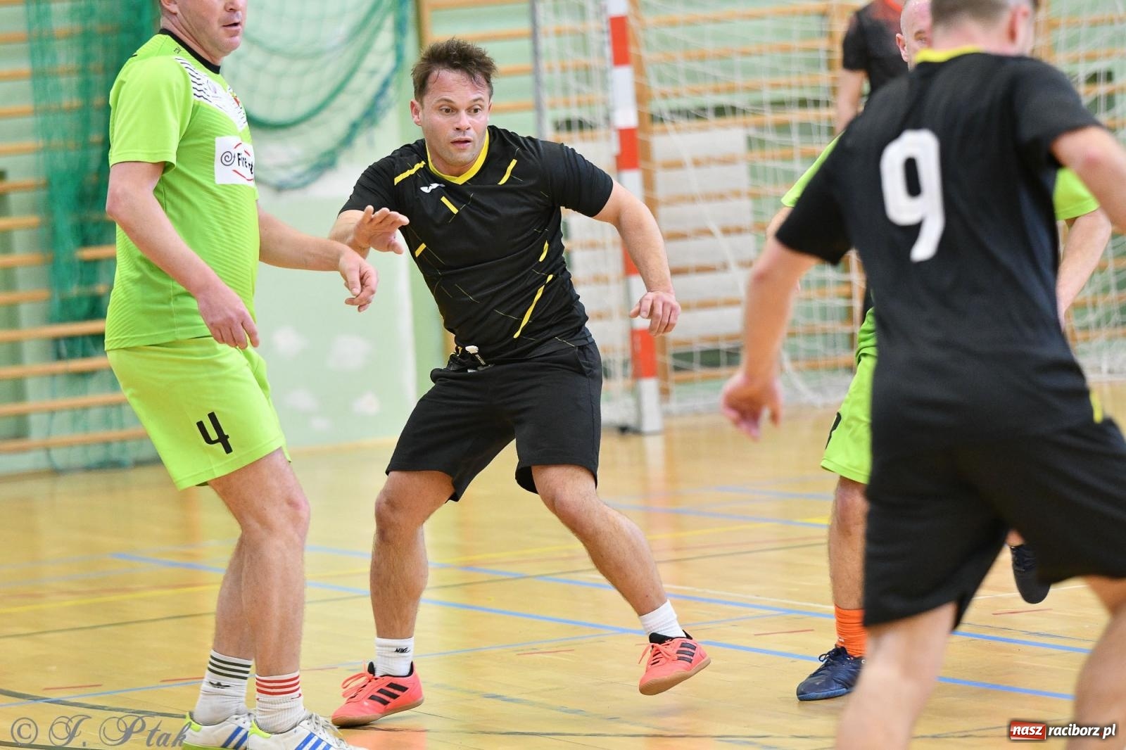 Zdjęcie w galerii na portalu naszraciborz.pl: Piłkarskie zmagania oldbojów z charytatywnym akcentem [FOTO] wiadomości z regionu