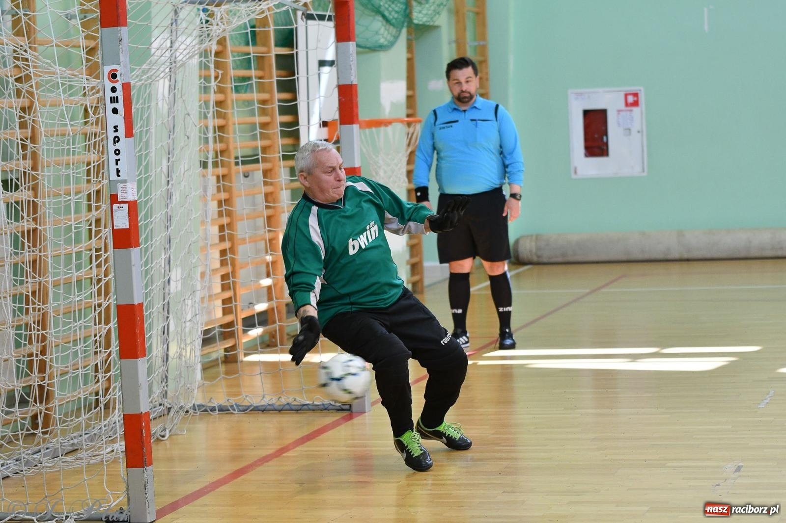 Zdjęcie w galerii na portalu naszraciborz.pl: Piłkarskie zmagania oldbojów z charytatywnym akcentem [FOTO] wiadomości z regionu