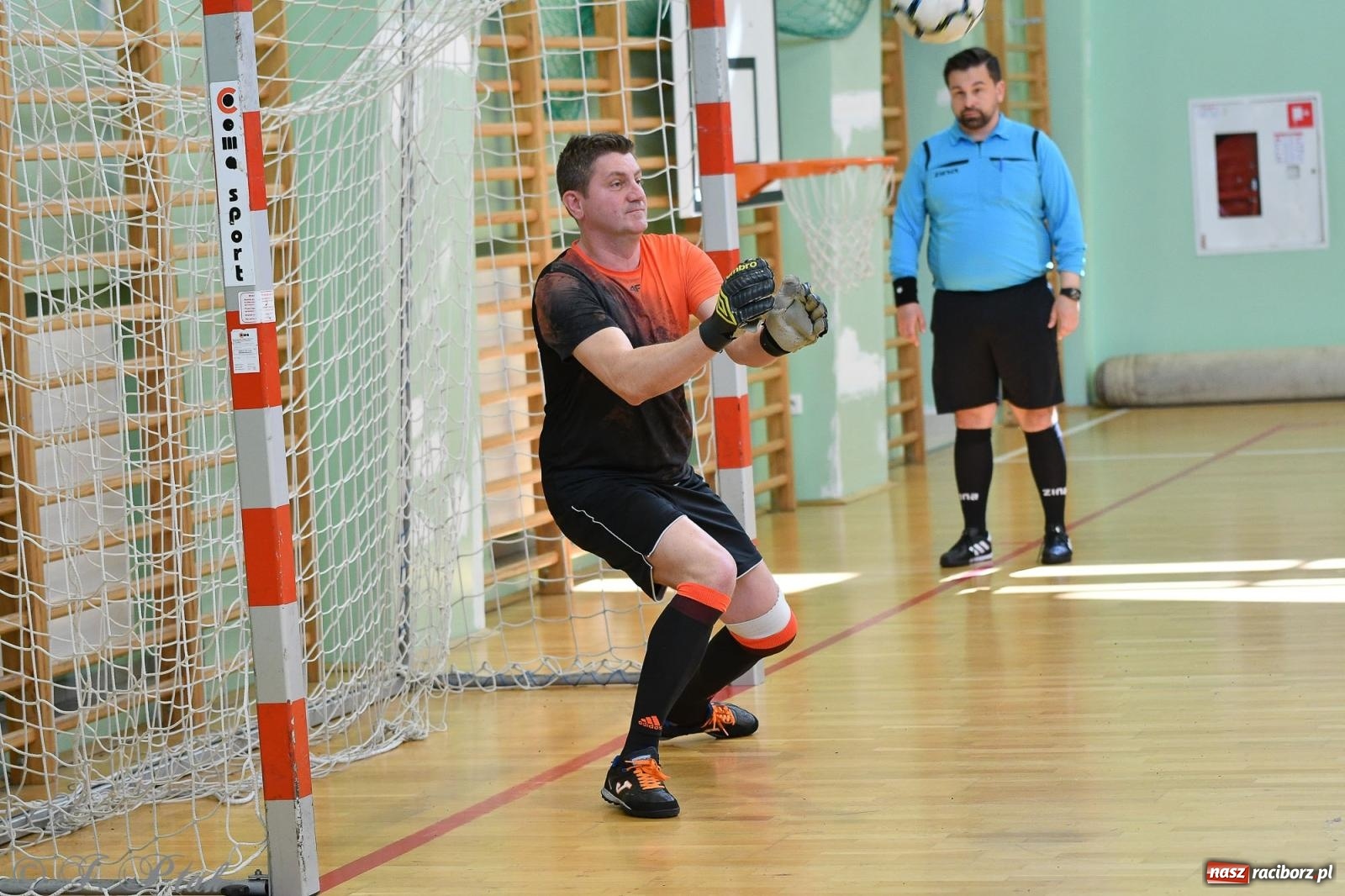 Zdjęcie w galerii na portalu naszraciborz.pl: Piłkarskie zmagania oldbojów z charytatywnym akcentem [FOTO] wiadomości z regionu