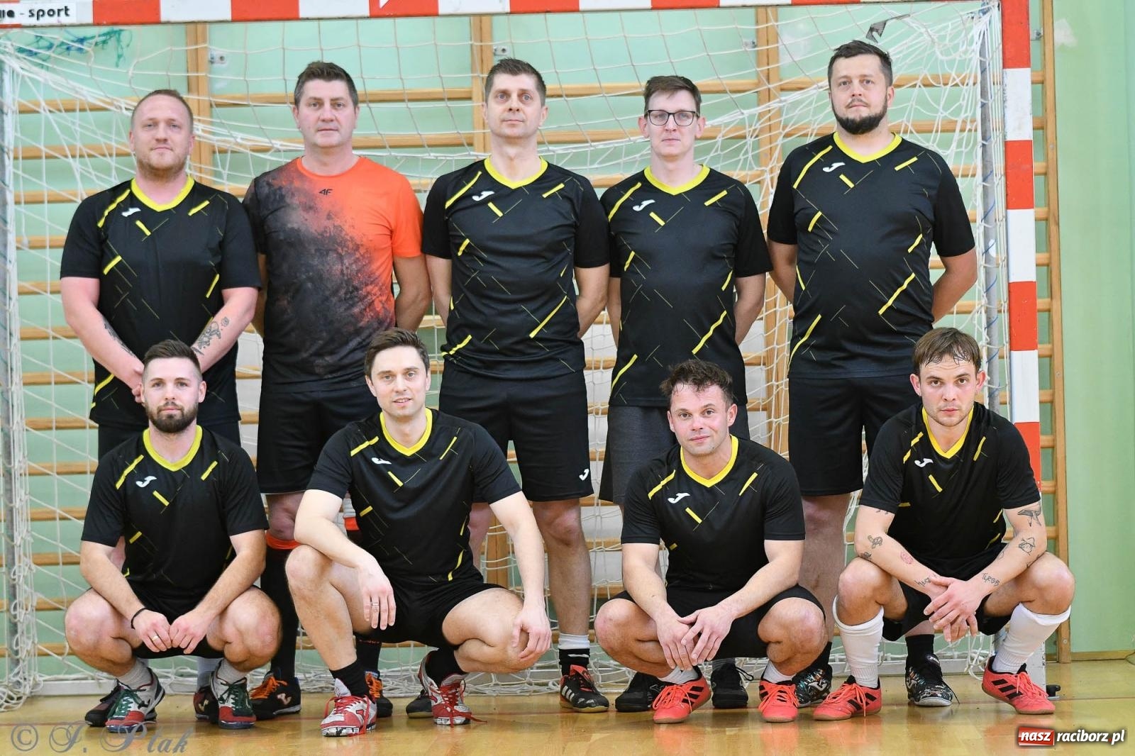 Zdjęcie w galerii na portalu naszraciborz.pl: Piłkarskie zmagania oldbojów z charytatywnym akcentem [FOTO] wiadomości z regionu