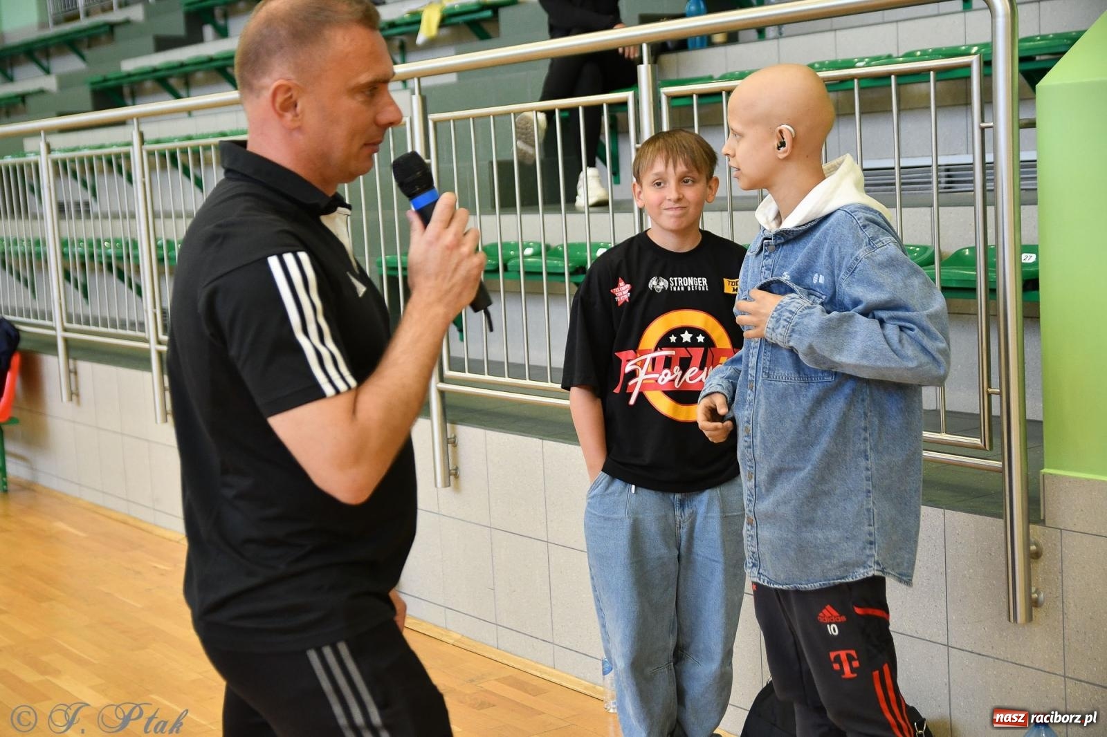 Zdjęcie w galerii na portalu naszraciborz.pl: Piłkarskie zmagania oldbojów z charytatywnym akcentem [FOTO] wiadomości z regionu