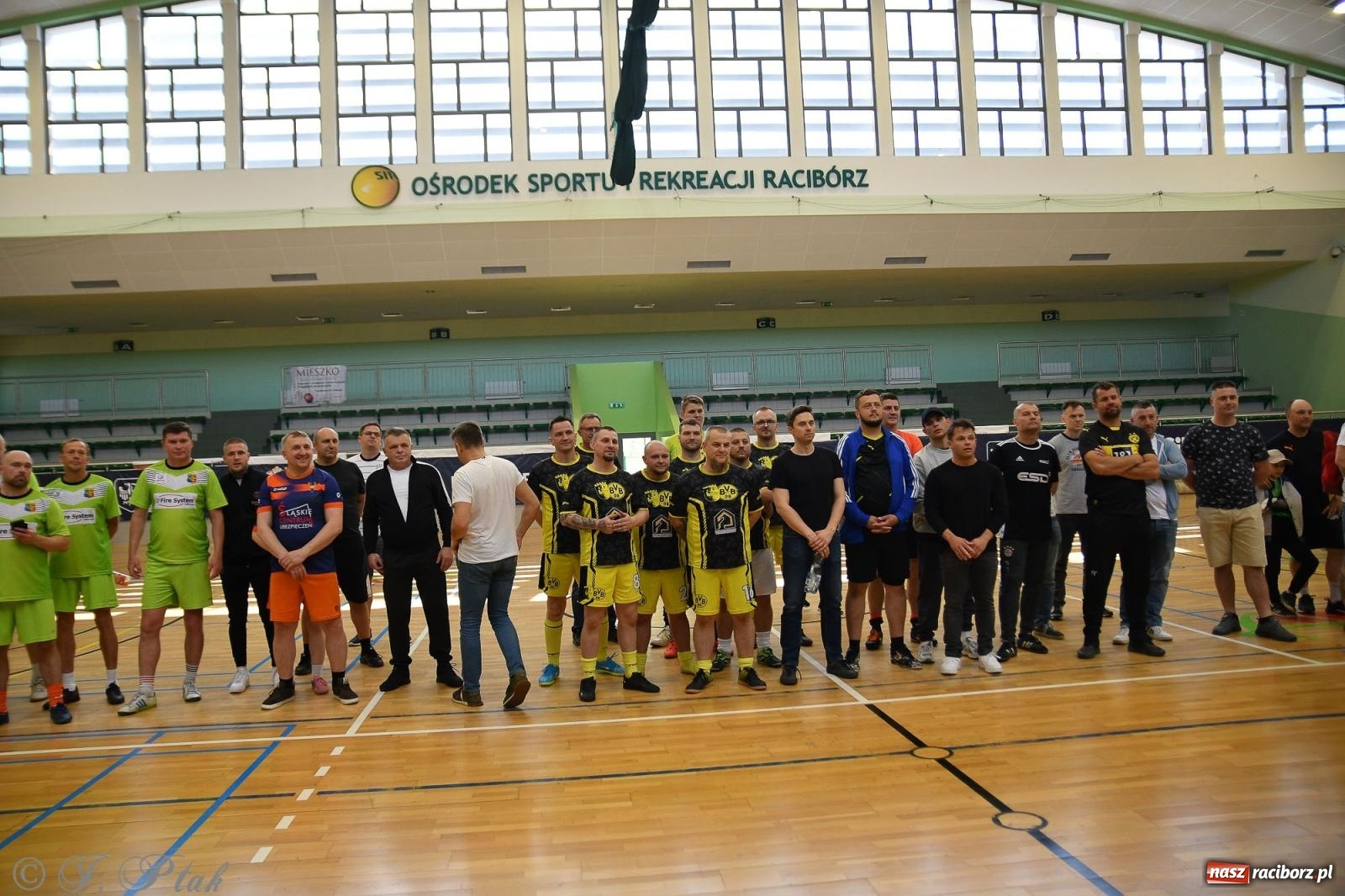 Zdjęcie w galerii na portalu naszraciborz.pl: Piłkarskie zmagania oldbojów z charytatywnym akcentem [FOTO] wiadomości z regionu