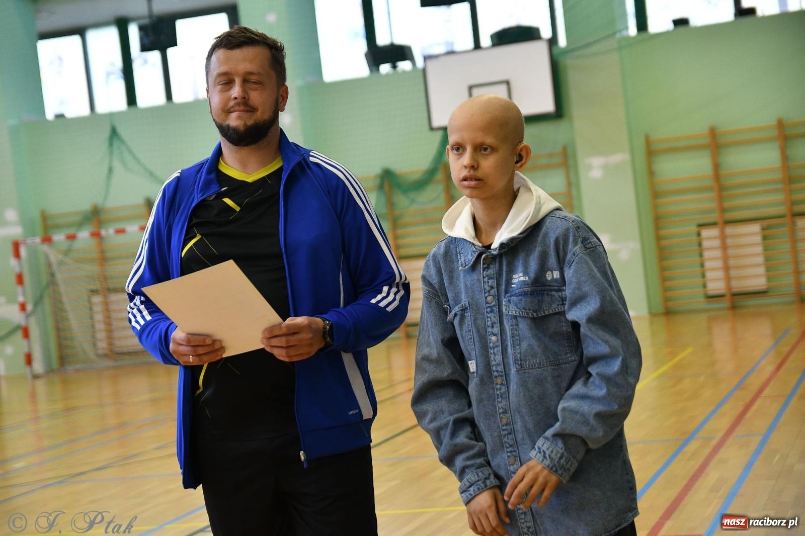 Zdjęcie w galerii na portalu naszraciborz.pl: Piłkarskie zmagania oldbojów z charytatywnym akcentem [FOTO] wiadomości z regionu