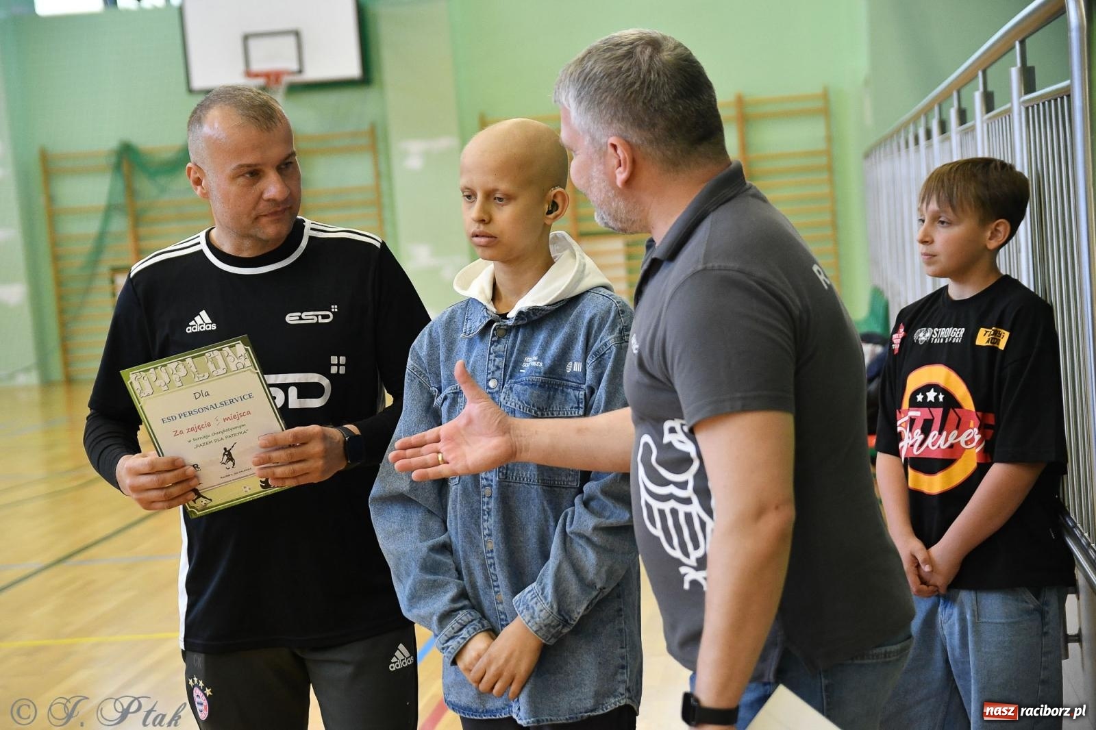 Zdjęcie w galerii na portalu naszraciborz.pl: Piłkarskie zmagania oldbojów z charytatywnym akcentem [FOTO] wiadomości z regionu