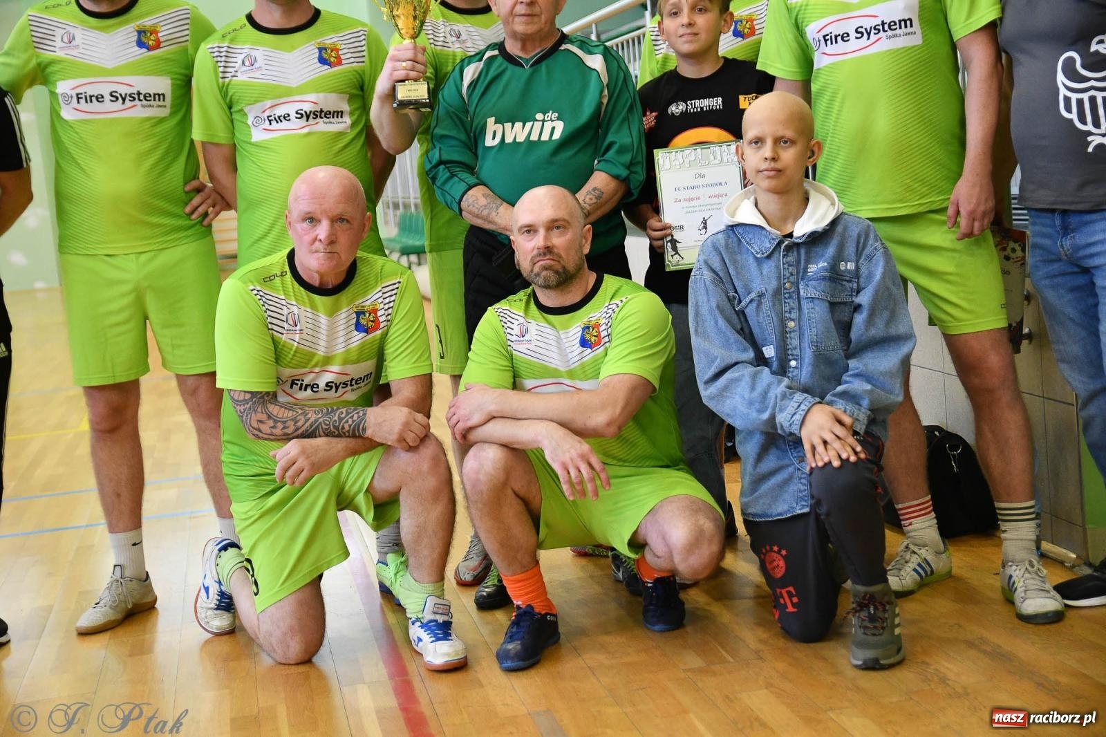Zdjęcie w galerii na portalu naszraciborz.pl: Piłkarskie zmagania oldbojów z charytatywnym akcentem [FOTO] wiadomości z regionu