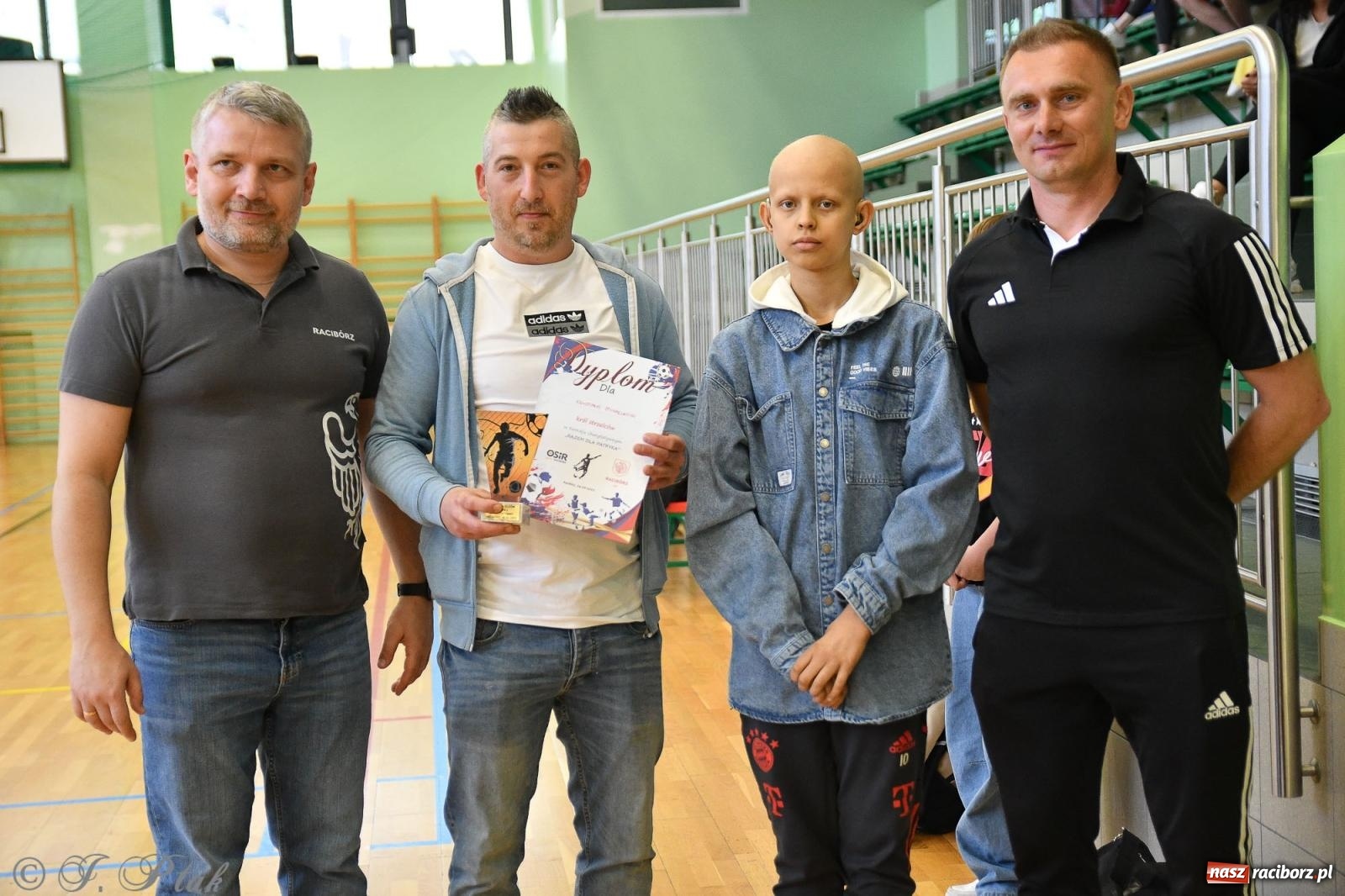 Zdjęcie w galerii na portalu naszraciborz.pl: Piłkarskie zmagania oldbojów z charytatywnym akcentem [FOTO] wiadomości z regionu