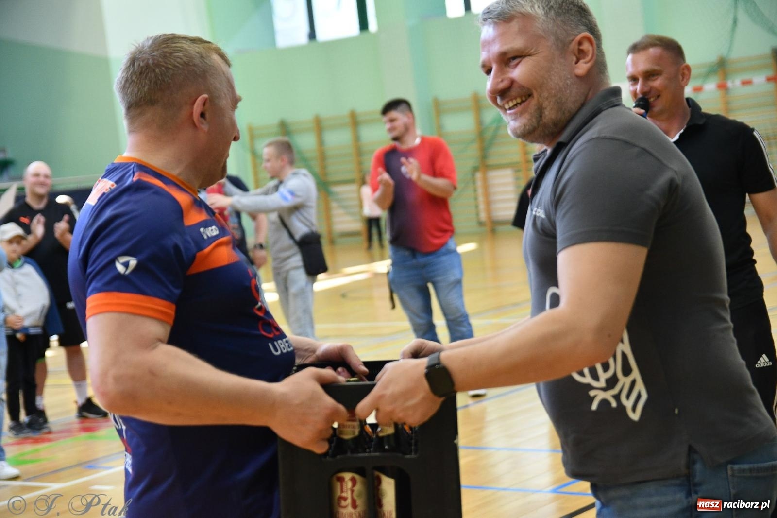 Zdjęcie w galerii na portalu naszraciborz.pl: Piłkarskie zmagania oldbojów z charytatywnym akcentem [FOTO] wiadomości z regionu