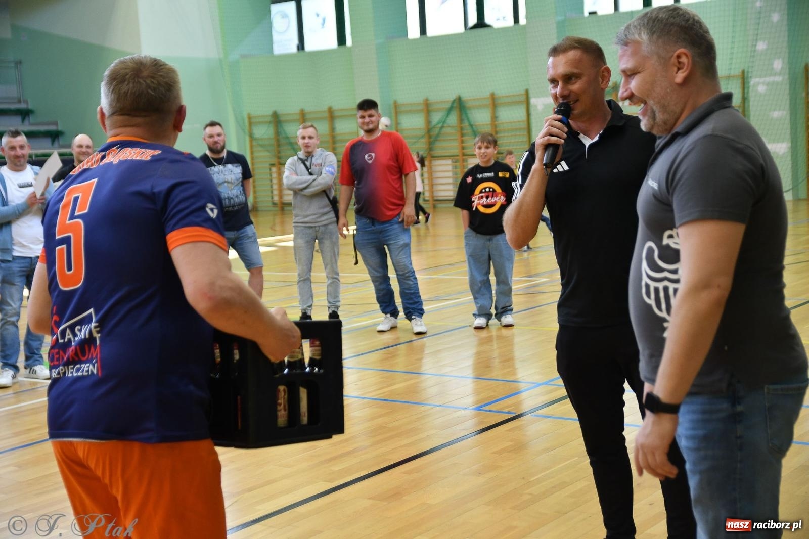 Zdjęcie w galerii na portalu naszraciborz.pl: Piłkarskie zmagania oldbojów z charytatywnym akcentem [FOTO] wiadomości z regionu